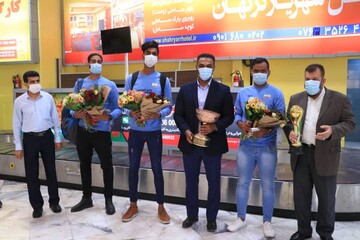 استقبال از والیبالیست های قشمی قهرمان رقابت های کشوری