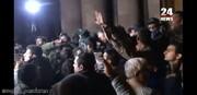 ببینید | ورود معترضان به ساختمان نخست‌وزیری ارمنستان