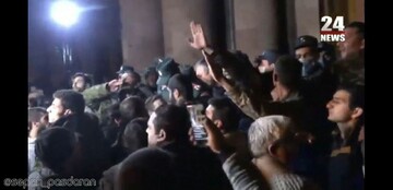 پارلمان ارمنستان به دست معترضان افتاد