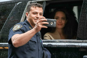 تصاویر | مأمور پلیس در حال گرفتن سلفی با آنجلینا جولی در ترافیک!