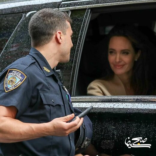 مأمور پلیس در حال گرفتن سلفی با آنجلینا جولی در ترافیک نیویورک