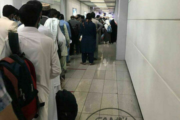 ببینید | ازدحام جمعیت برای تست کرونا در فرودگاه امام(ره) بدون فاصله‌گذاری اجتماعی