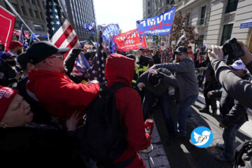 ببینید | زد و خورد میان طرفداران و مخالفان ترامپ در واشنگتن