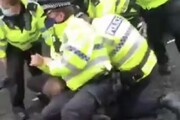 ببینید | وحشیگری پلیس انگلیس برای دستگیری فردی بدون ماسک!