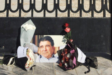 ببینید | چهلم استاد شجریان پشت میله‌های فلزی آرامگاه فردوسی