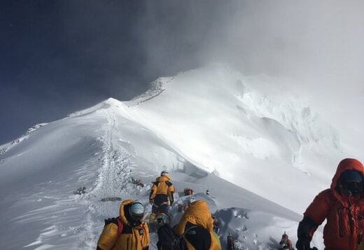 ببینید | لحظاتی وحشتناک از سقوط کوهنوردان از اورست در مسیر صعود به قله