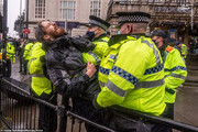 تصاویر | خشونت بی‌سابقه پلیس لیورپول علیه مخالفان قرنطینه