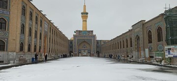 بارش دومین برف پاییزی در حرم مطهر امام رضا علیه‌السلام