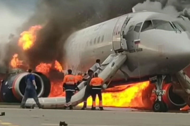 ببینید | تصاویر ترسناک از لحظه آتش گرفتن هواپیمای کانادایی در آسمان با 400 مسافر