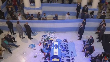 ببینید | ادای احترام آرژانتینی‌ها به پیکر مارادونا