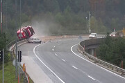 ببینید | تصادف مرگبار روی پل و سقوط کامیون از ارتفاع 20 متری