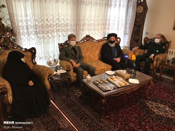 حضور وزیر دفاع در منزل شهید فخری زاده