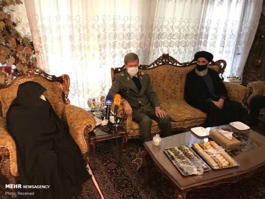 حضور وزیر دفاع در منزل شهید فخری زاده