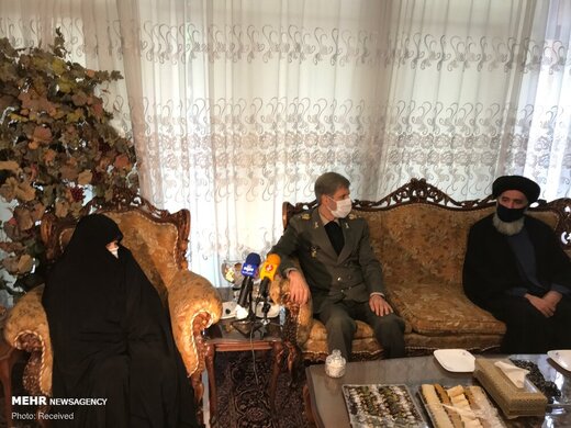 حضور وزیر دفاع در منزل شهید فخری زاده