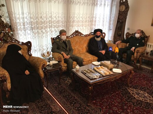 حضور وزیر دفاع در منزل شهید فخری زاده