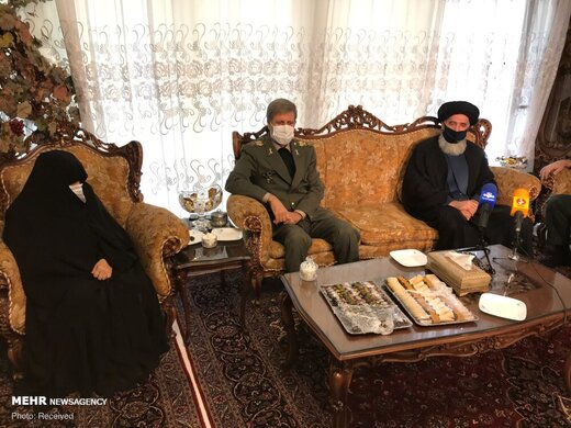 حضور وزیر دفاع در منزل شهید فخری زاده