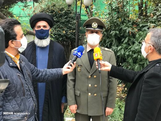 حضور وزیر دفاع در منزل شهید فخری زاده