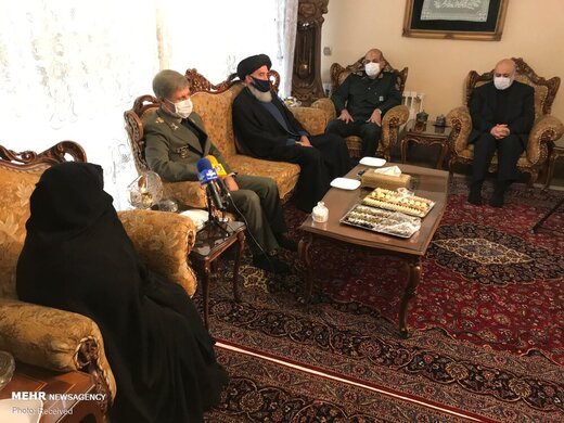 حضور وزیر دفاع در منزل شهید فخری زاده