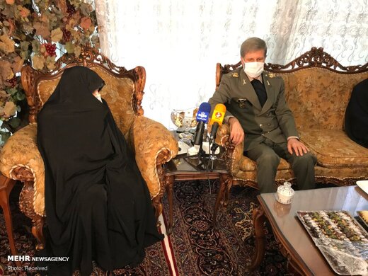 حضور وزیر دفاع در منزل شهید فخری زاده