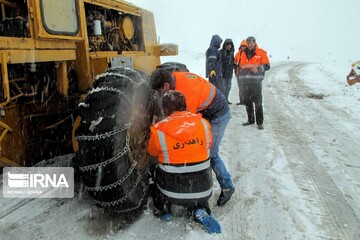 تلاش راهداران برای بازگشایی جاده کوهستانی پونل به گردنه الماس