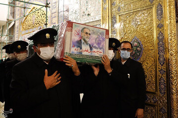 ببینید | طواف پیکر دانشمند هسته‌ای در حرم رضوی