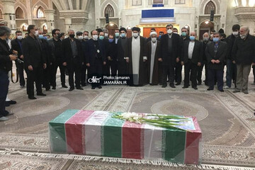 عکس | تشییع پیکر شهید فخری‌زاده در حرم مطهر امام خمینی