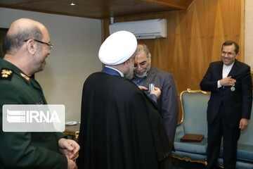 نشان خدمت برجام بر سینه فخر ایران
