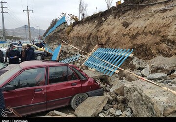مدفون شدن خودروها بر اثر ریزش دیوار بهشت محمدی سنندج