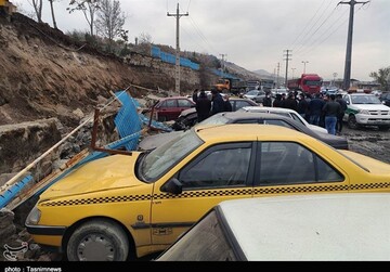 مدفون شدن خودروها بر اثر ریزش دیوار بهشت محمدی سنندج