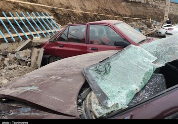 مدفون شدن خودروها بر اثر ریزش دیوار بهشت محمدی سنندج