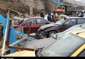 مدفون شدن خودروها بر اثر ریزش دیوار بهشت محمدی سنندج