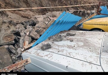مدفون شدن خودروها بر اثر ریزش دیوار بهشت محمدی سنندج