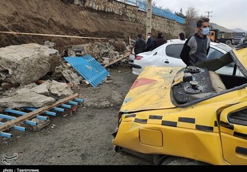 مدفون شدن خودروها بر اثر ریزش دیوار بهشت محمدی سنندج