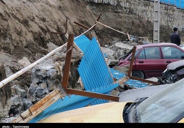 مدفون شدن خودروها بر اثر ریزش دیوار بهشت محمدی سنندج