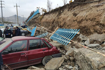 تصاویر | مدفون شدن خودروها بر اثر ریزش دیوار بهشت محمدی سنندج