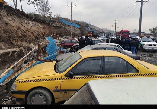 مدفون شدن خودروها بر اثر ریزش دیوار بهشت محمدی سنندج