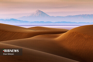 عکس | نمایی دیدنی از قله دماوند از کویر مرنجاب کاشان