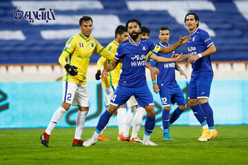 اتقاق جالب در آزادی؛ سرمربی درخواست VAR داد 