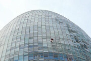 ببینید | صعود بدون طناب جوان ۲۰ ساله به طبقه ۳۳ برجی در بارسلون