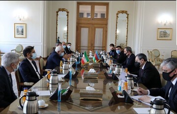 ظریف با وزیرخارجه جمهوری آذربایجان دیدار کرد/عکس