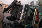 تصاویر | واژگونی یک دستگاه تریلر در بزرگراه امام علی