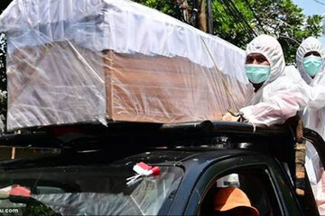 ببینید | مجازات عجیب برای کسانی که ماسک نمی‌زنند در اندونزی