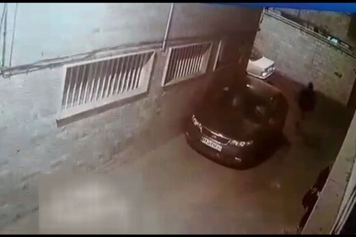 ببینید | لحظه زورگیری از یک دختر جوان با چاقو در یکی از محله‌های تهران