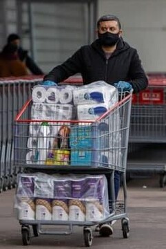 صف‌های شلوغ و قفسه‌های خالی فروشگاه‌های لندن از ترس ویروس انگلیسی