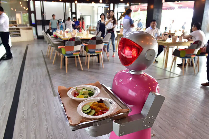 ببینید | رستورانی با ربات‌های آویزان در چین!