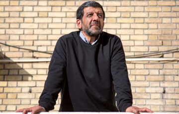 شبیه‌ترین کاندیدایِ انتخابات ۱۴۰۰ به احمدی نژاد زیر میز می زند؟