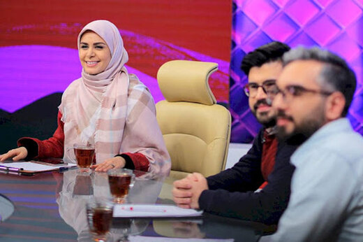 ببینید | اقدام زشت روی آنتن زنده؛ تمسخر انگلیسی حرف زدن مجری زن