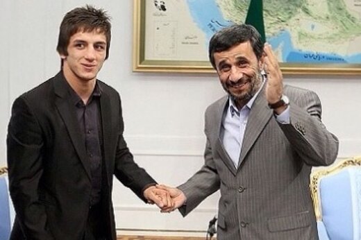 ببینید | احمدی نژاد : من مدالی از سوریان نگرفتم و نامه مجوز او جعلی است!