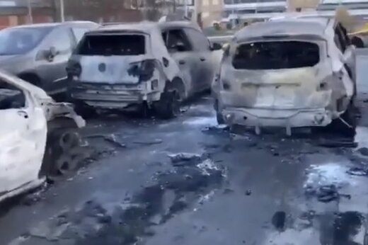 ببینید | سوزاندن ده‌ها خودرو توسط افراد ناشناس در جشن کریسمس در هلمستاد سوئد!