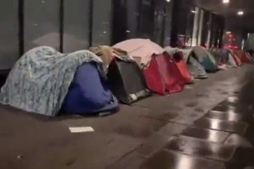 ببینید |  وضعیت عجیب افراد بی‌سرپناه در کنار خیابان‌های لندن